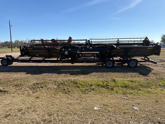 Image of MacDon FD75S equipment image 3