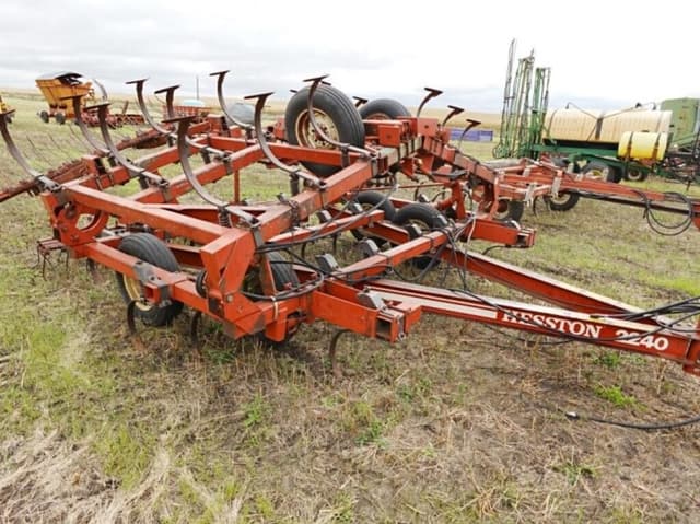 Image of Hesston 2240 equipment image 2