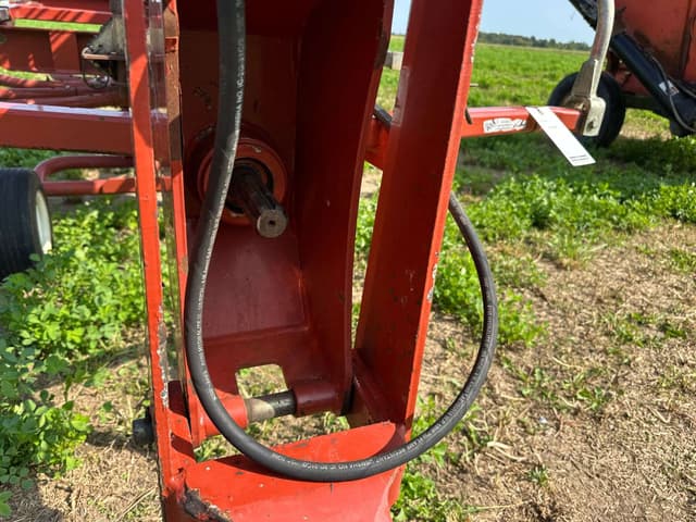 Image of Hesston 3740 equipment image 2