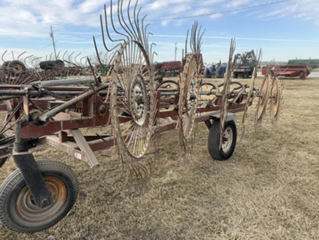 Image of Hesston 3982 equipment image 3