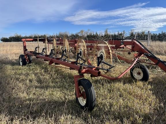 Image of Hesston 3983 equipment image 1