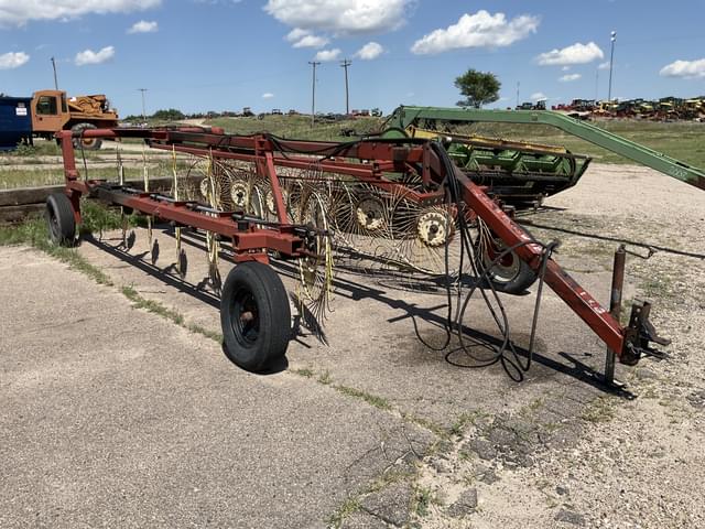 Image of Hesston 3983 equipment image 3