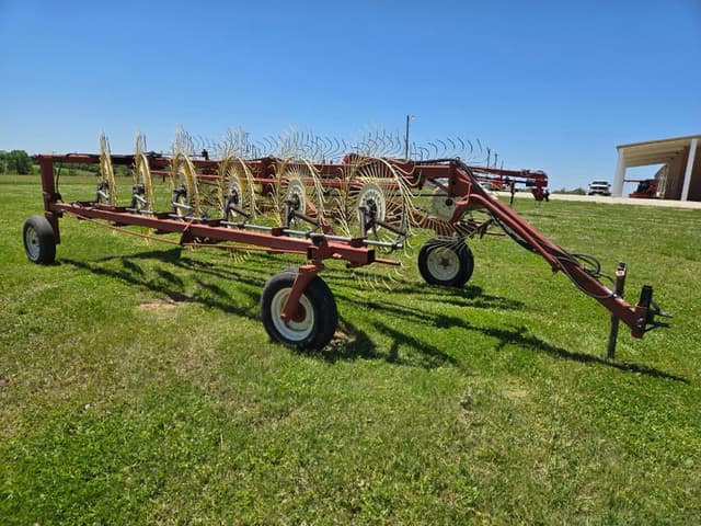 Image of Hesston 3983 equipment image 2