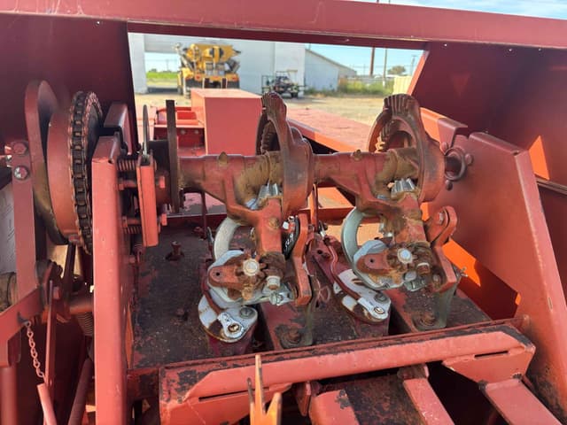 Image of Hesston 4590 equipment image 2