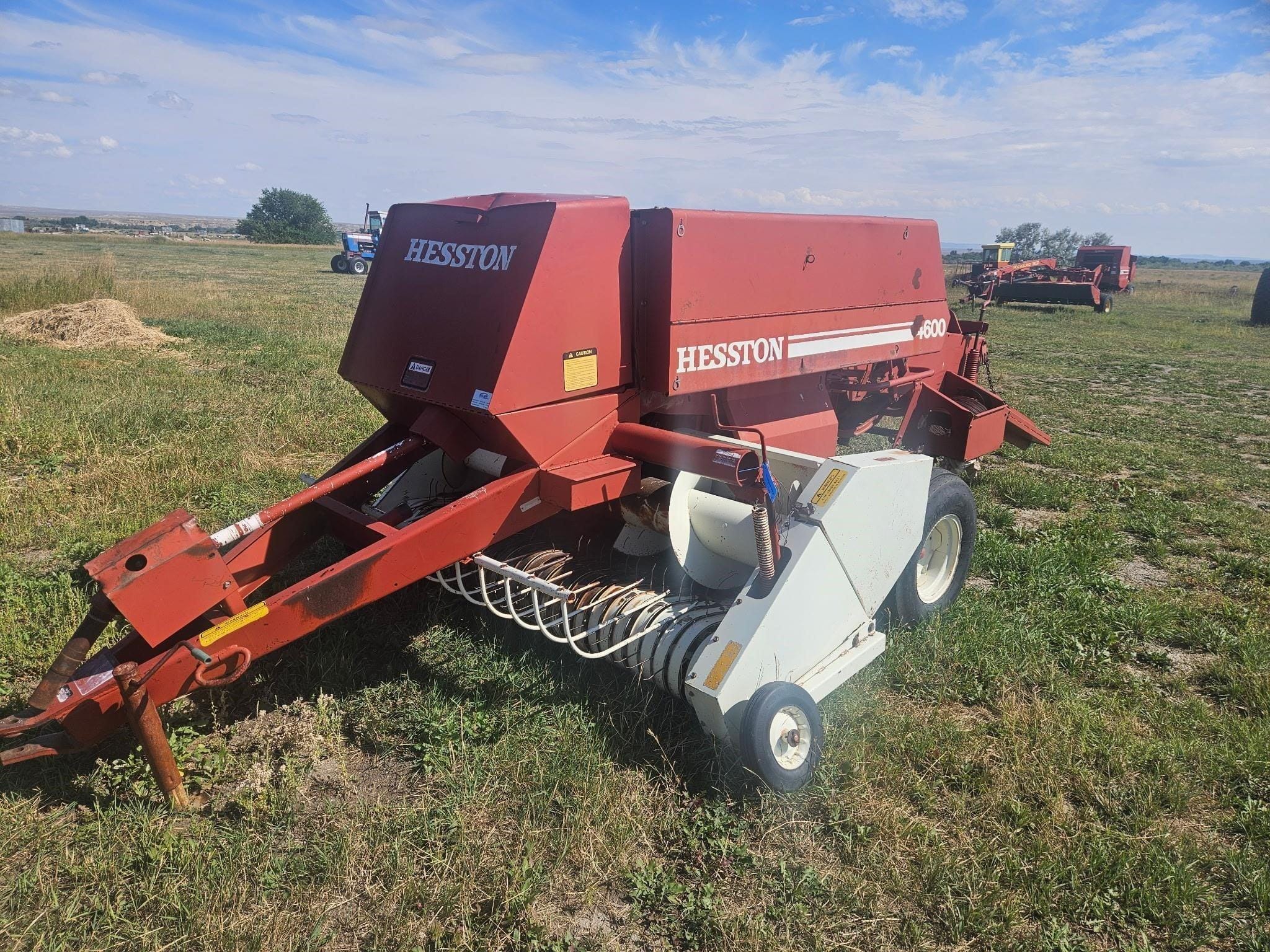 Hesston 4600 Equipment Image0