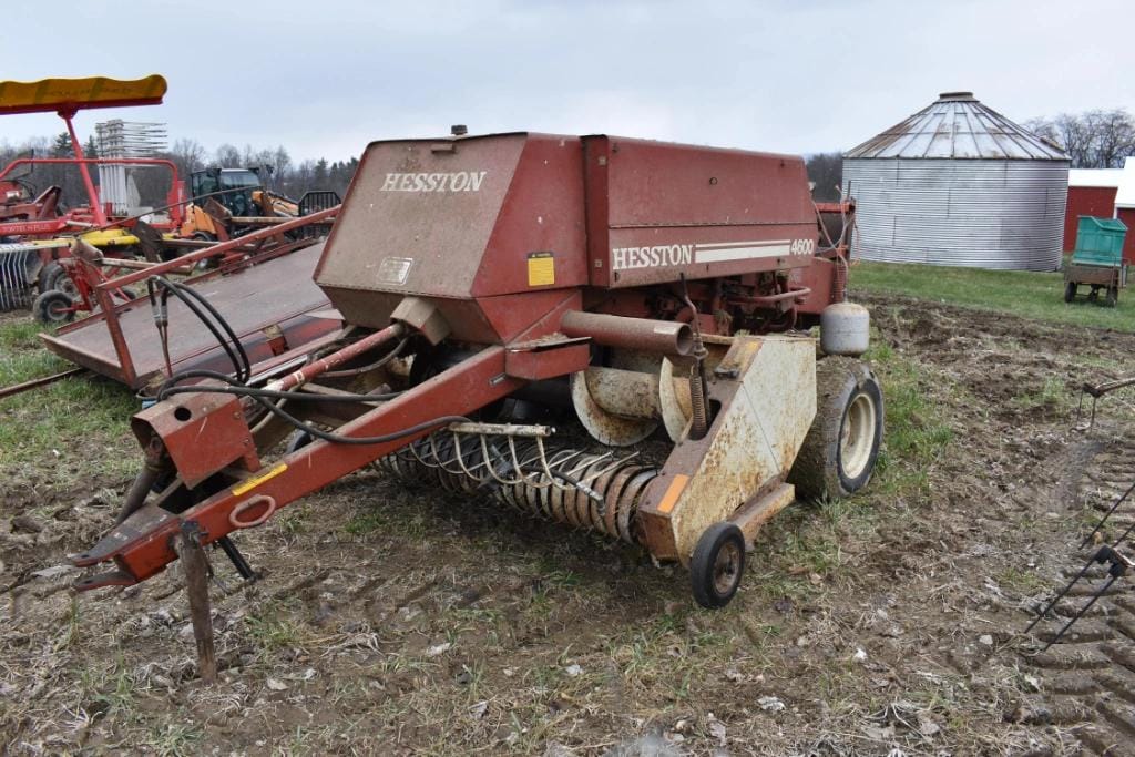 Hesston 4600 Equipment Image0