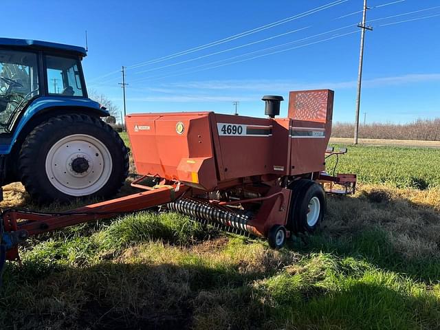 Image of Hesston 4690 equipment image 4