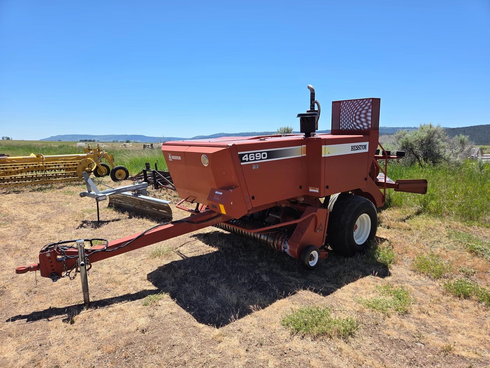 Hesston 4690 Equipment Image0