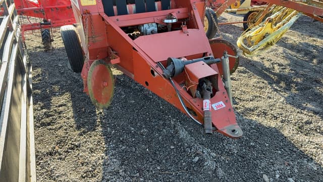 Image of Hesston 530 equipment image 1