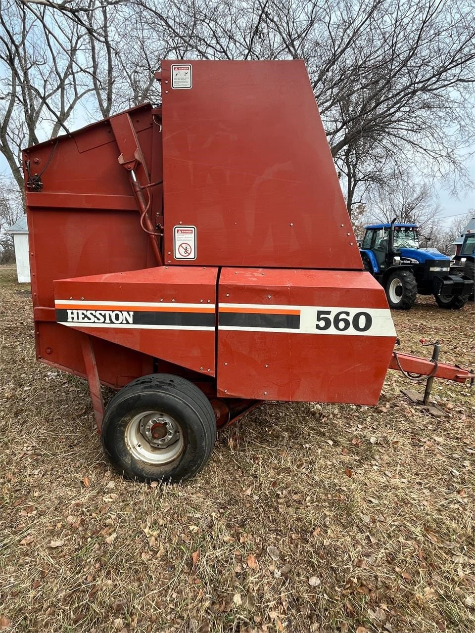 Hesston 560 Equipment Image0