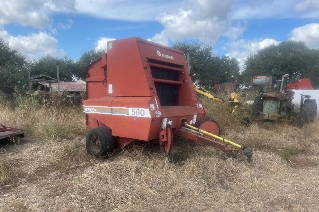Hesston 560 Equipment Image0