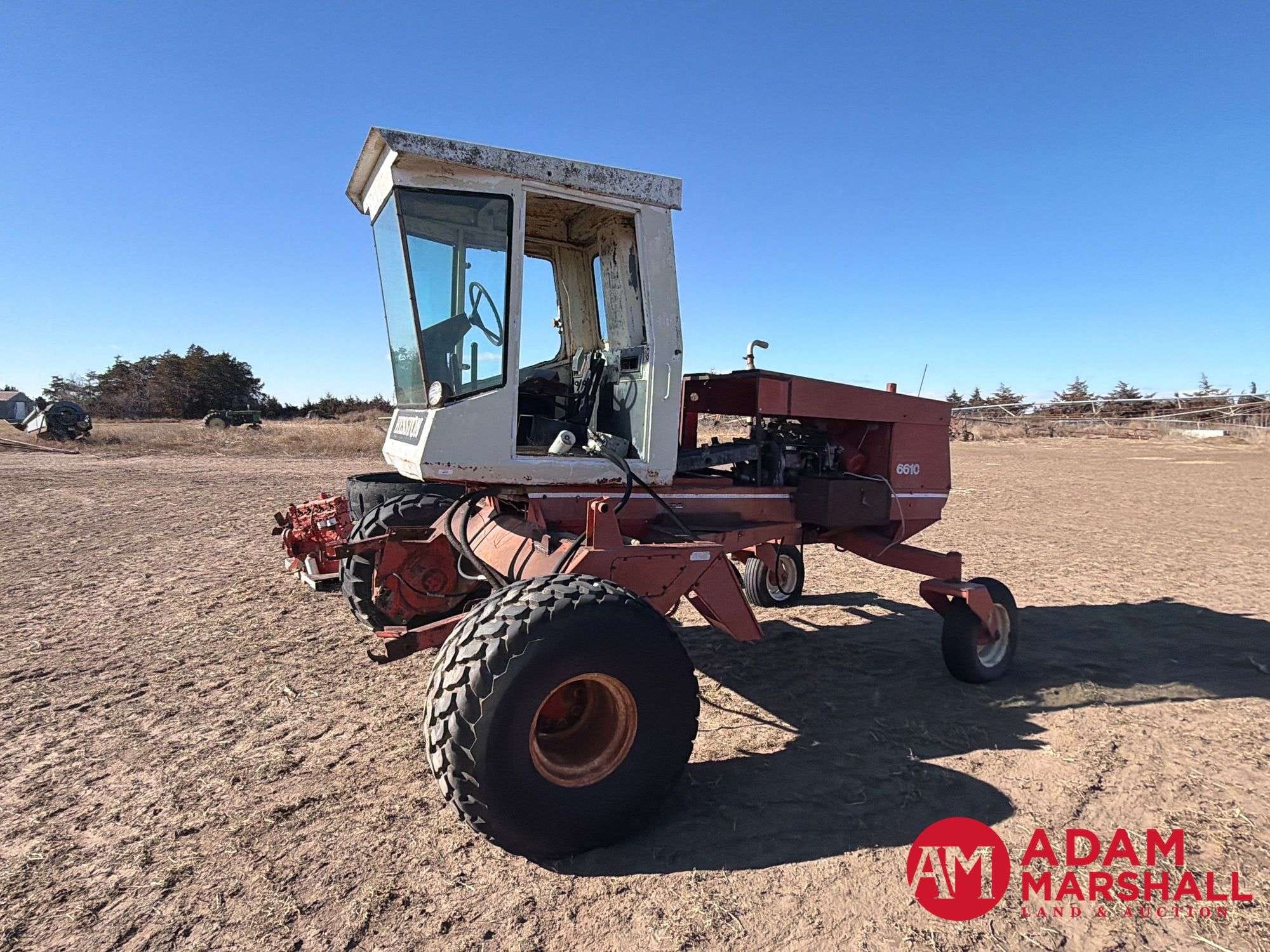Hesston 6610 Equipment Image0