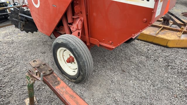 Image of Hesston 730  equipment image 4