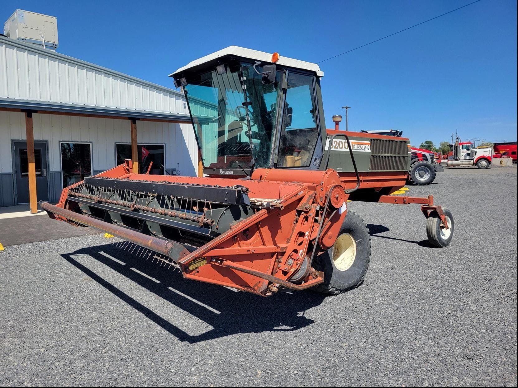 Hesston 8200 Equipment Image0