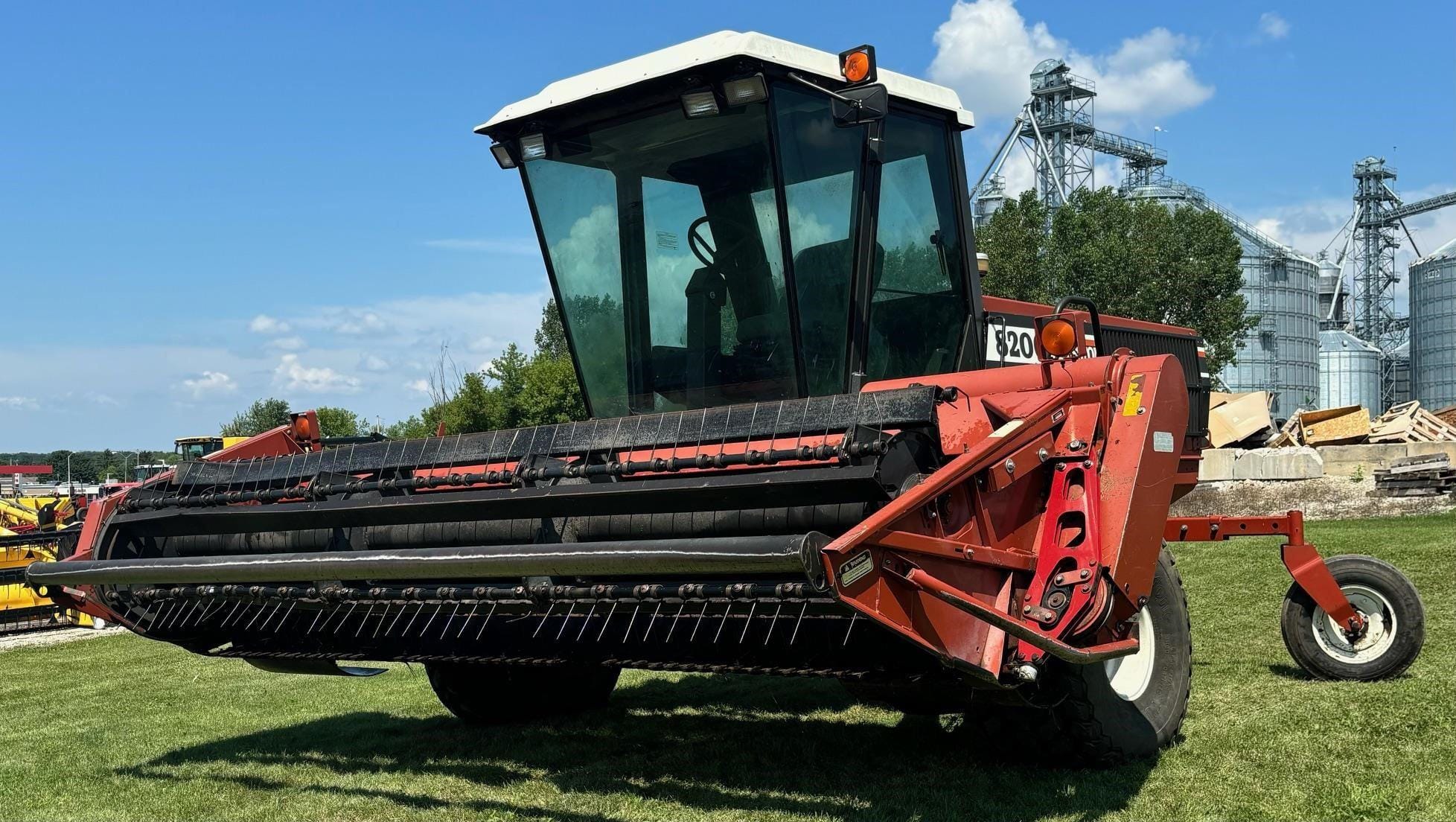 Hesston 8200 Equipment Image0