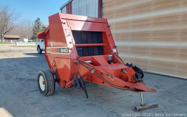 Image of Hesston 840 equipment image 1