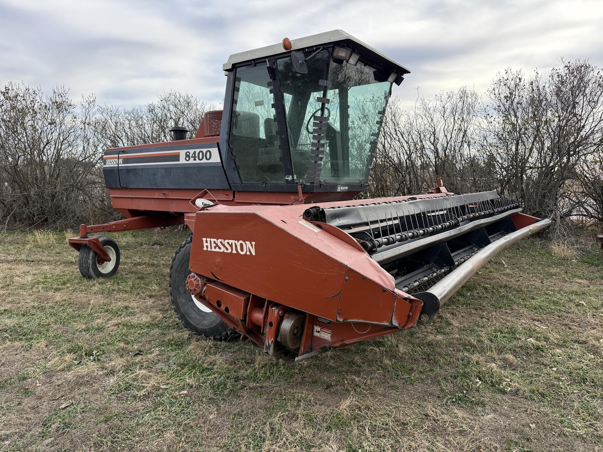 Hesston 8400 Equipment Image0