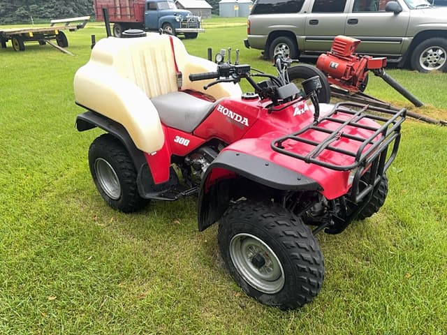 Image of Honda Fourtrax 300 equipment image 3