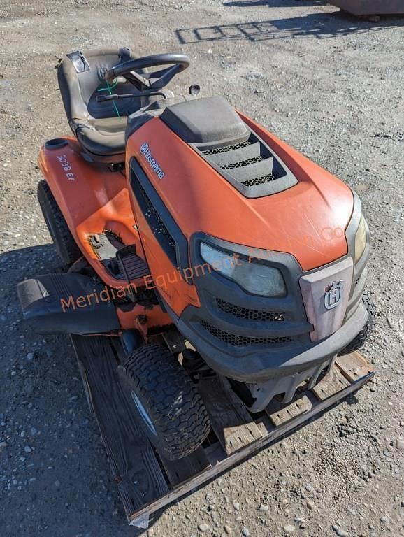 Image of Husqvarna YTH22V42 equipment image 1