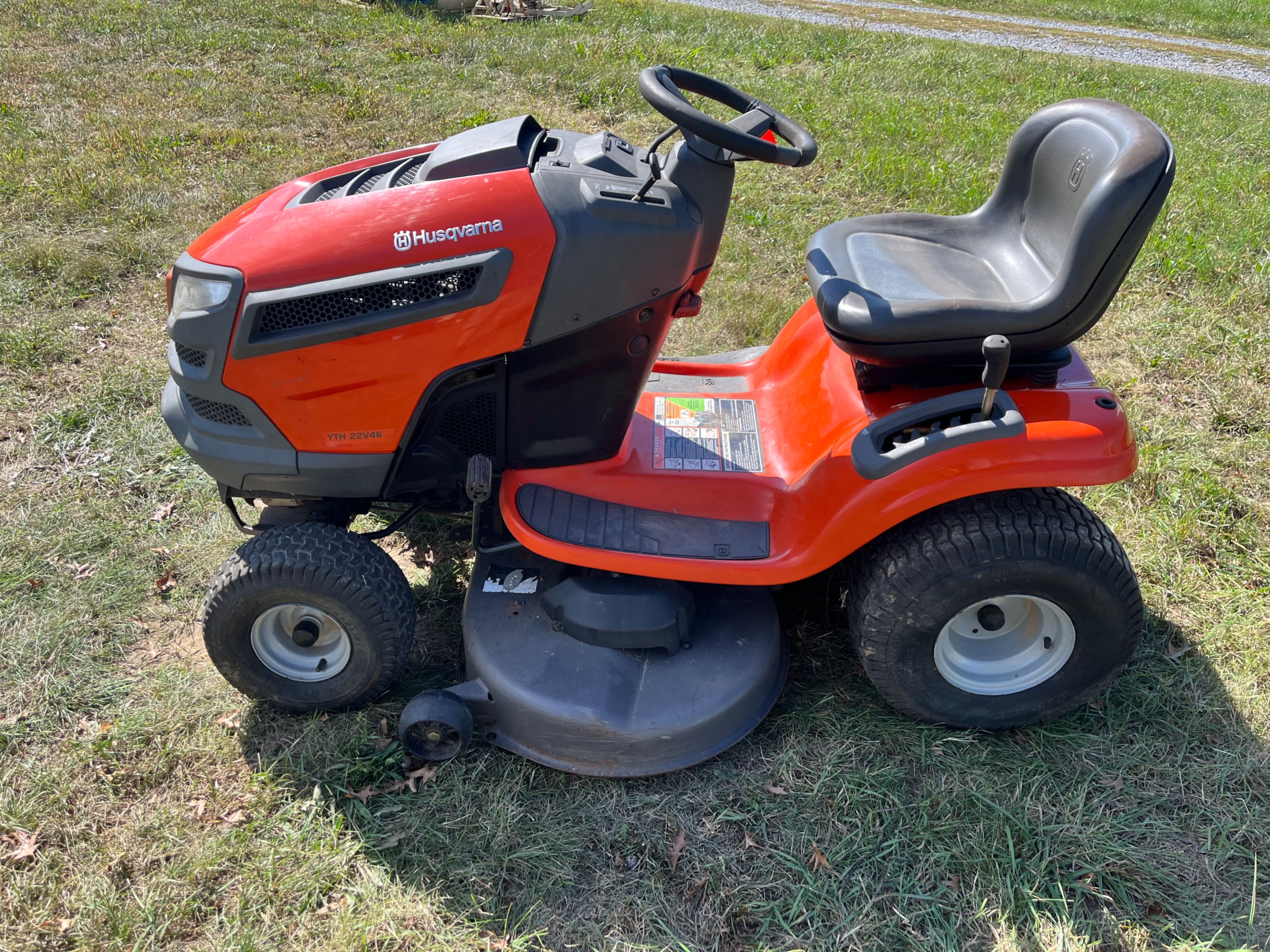 Husqvarna YTH22V46 Equipment Image0