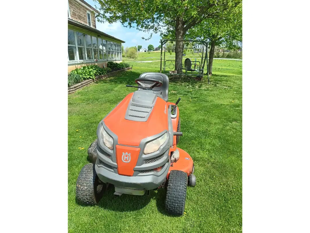 Image of Husqvarna YTH22V46 Primary image