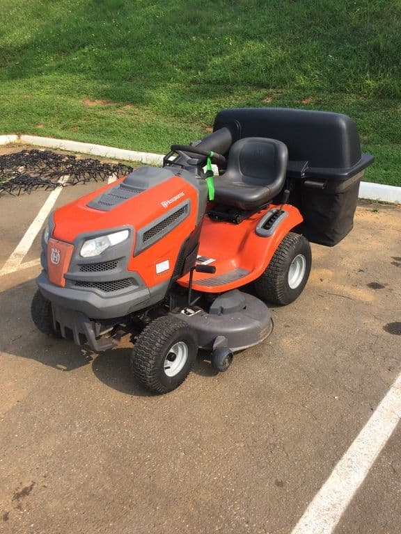Image of Husqvarna YTH22V46 Primary image