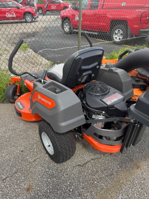 Image of Husqvarna Z242F equipment image 3