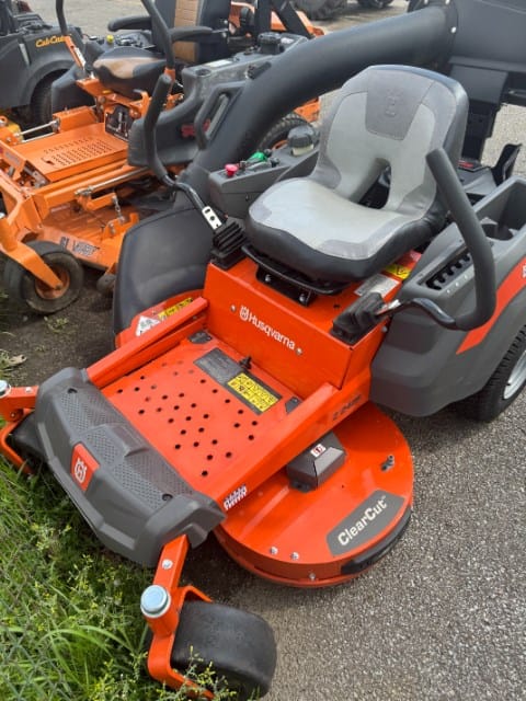 Husqvarna Z242F Equipment Image0