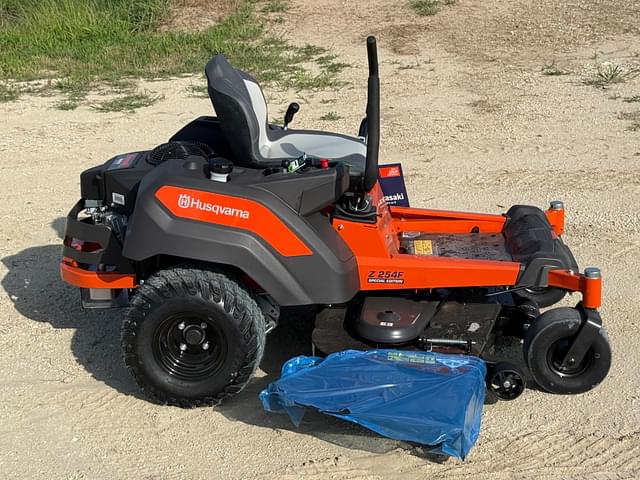 Image of Husqvarna Z254F equipment image 4