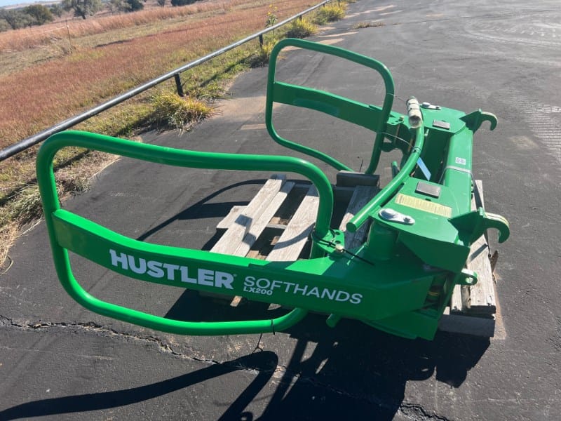 Hustler Softhands LX200 Equipment Image0