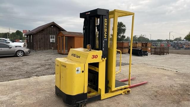 Image of Hyster 30  equipment image 2