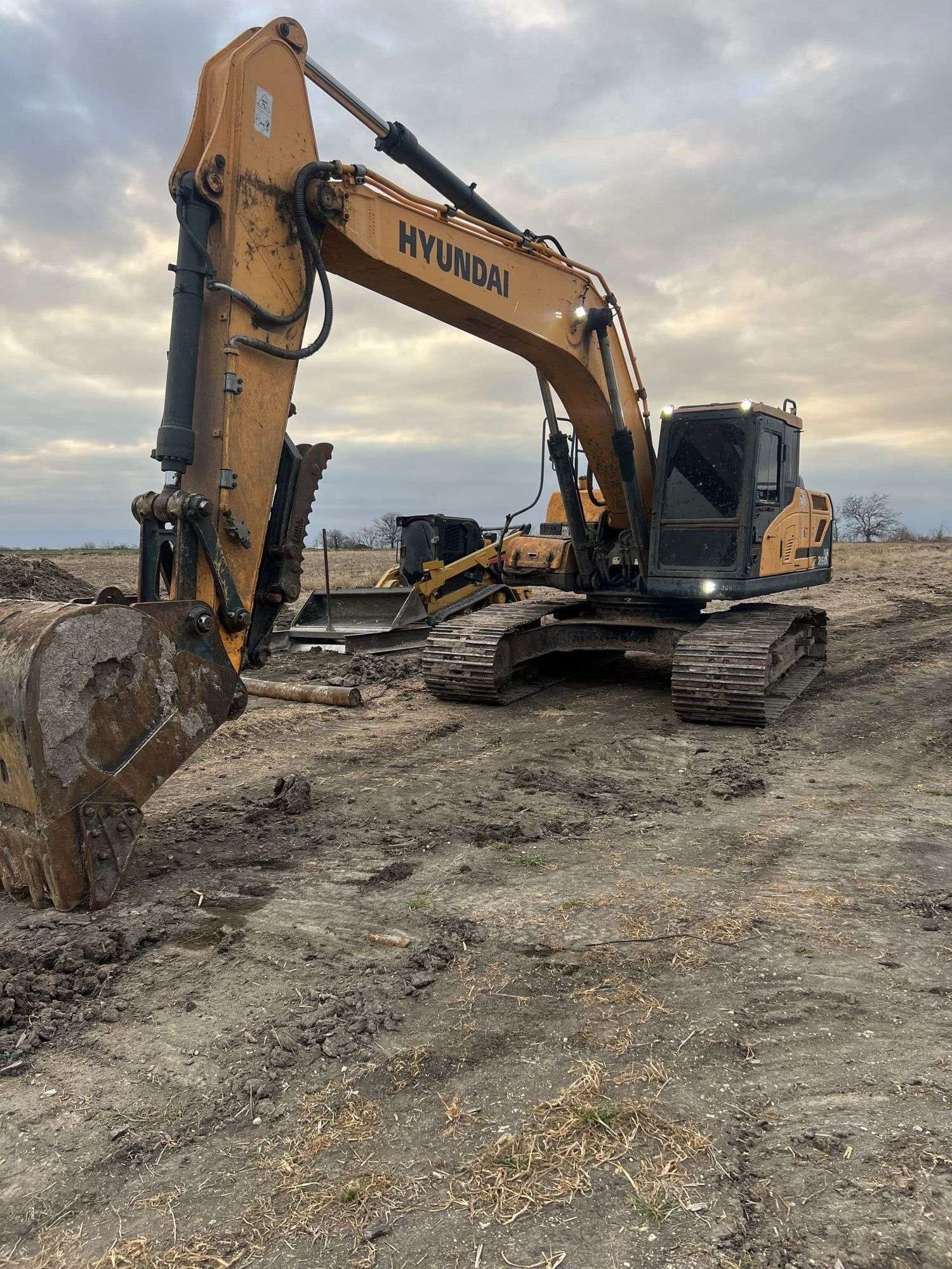 2018 Hyundai HX260L Equipment Image0