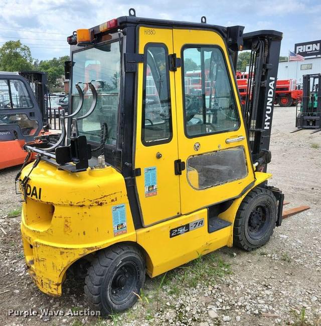 Image of Hyundai 25L-7A equipment image 4