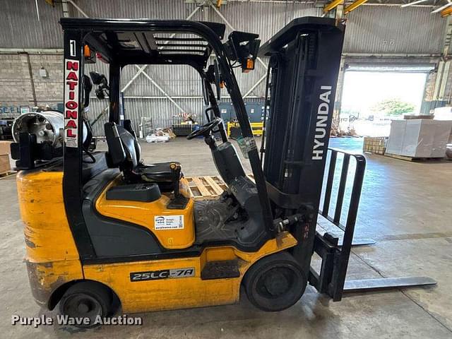Image of Hyundai 25LC-7A equipment image 3