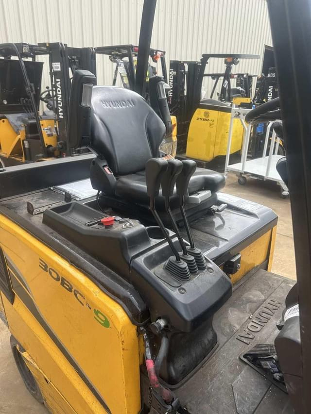 Image of Hyundai 30BC-9 equipment image 3