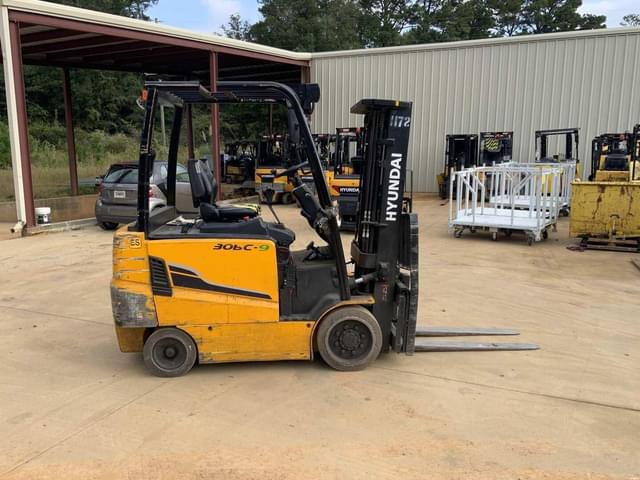 Image of Hyundai 30BC-9 equipment image 2