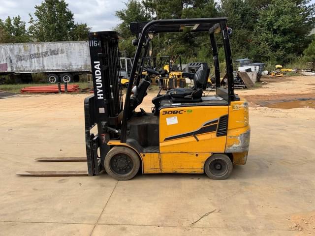 Image of Hyundai 30BC-9 equipment image 4