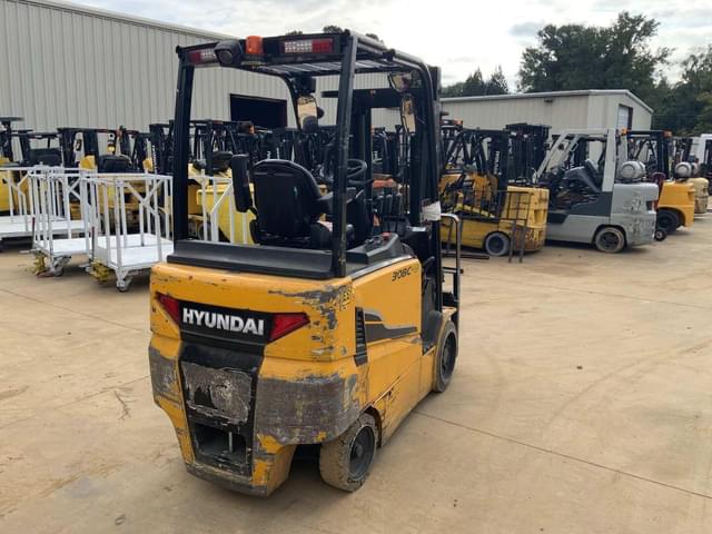 Image of Hyundai 30BC-9 equipment image 3