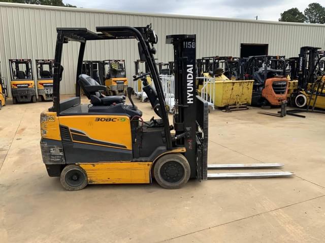 Image of Hyundai 30BC-9 equipment image 3