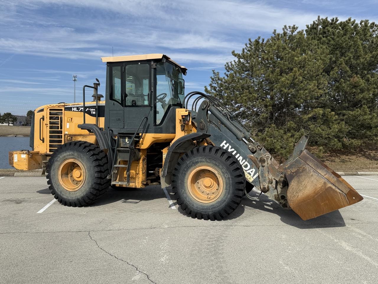 Hyundai HL757-9A Equipment Image0