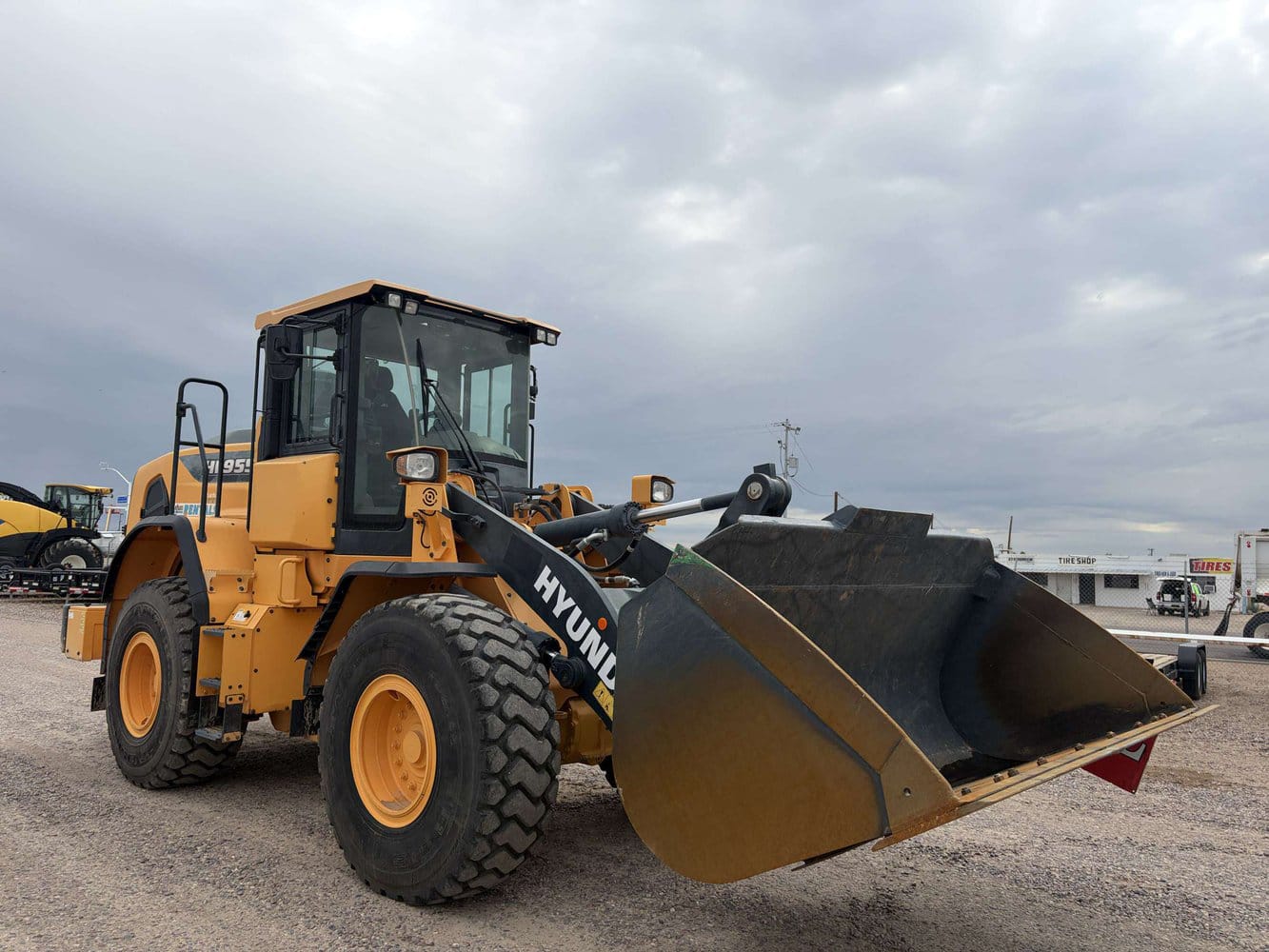 Hyundai HL955A Equipment Image0
