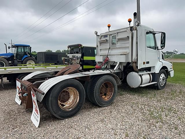 Image of Volvo VNL64T equipment image 2