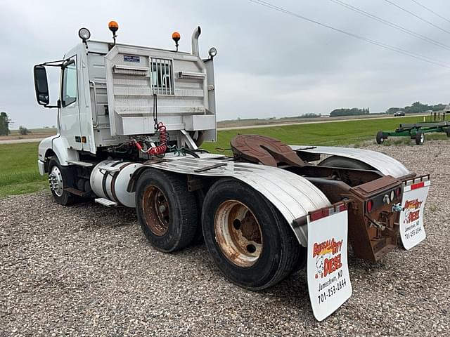 Image of Volvo VNL64T equipment image 4