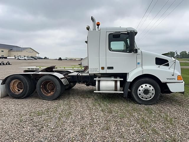Image of Volvo VNL64T equipment image 3