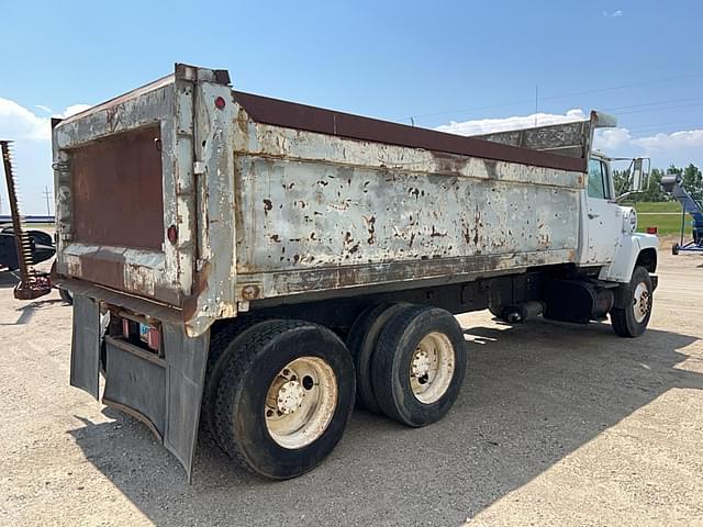 Image of Ford 8000 equipment image 3