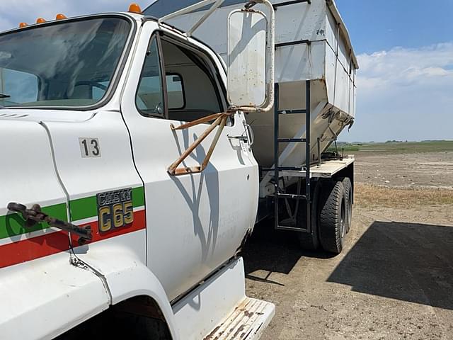 Image of Chevrolet C65 equipment image 1