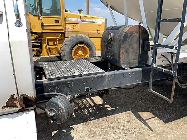 Image of Chevrolet C65 equipment image 2