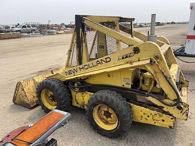Image of New Holland L775 equipment image 2