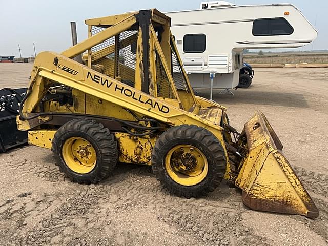 Image of New Holland L775 equipment image 4