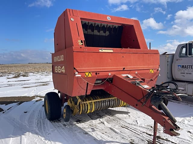 Image of New Holland 664 equipment image 2
